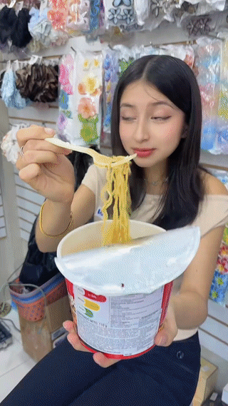 几个厄瓜多尔女孩正在品尝中国产的泡面。
这种泡面的味道让她们感到非常的喜欢。
毕