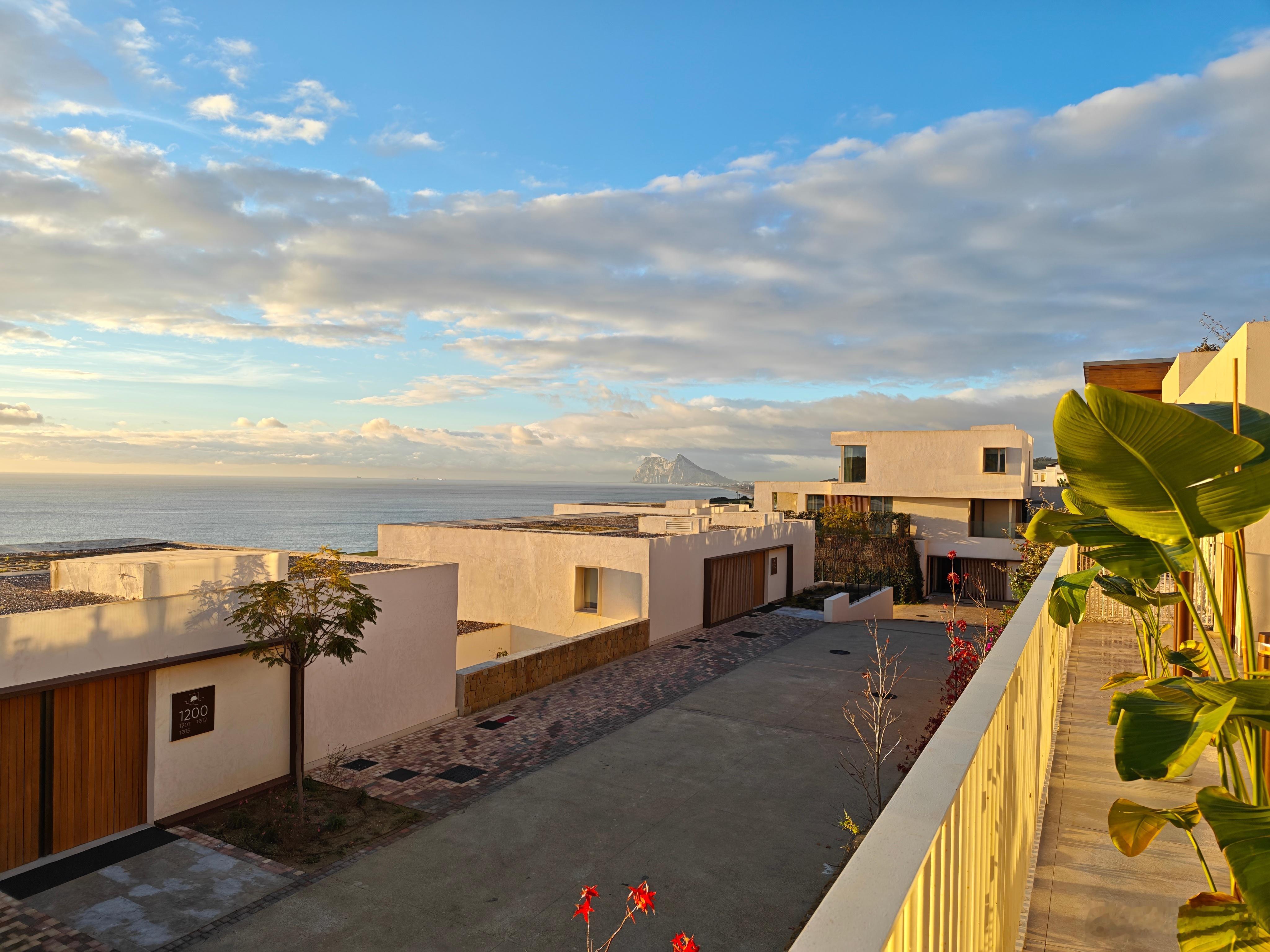 从住的西班牙酒店可以远眺欧洲大陆的尽头，直布罗陀，直布罗陀就是一块石灰岩半岛，长