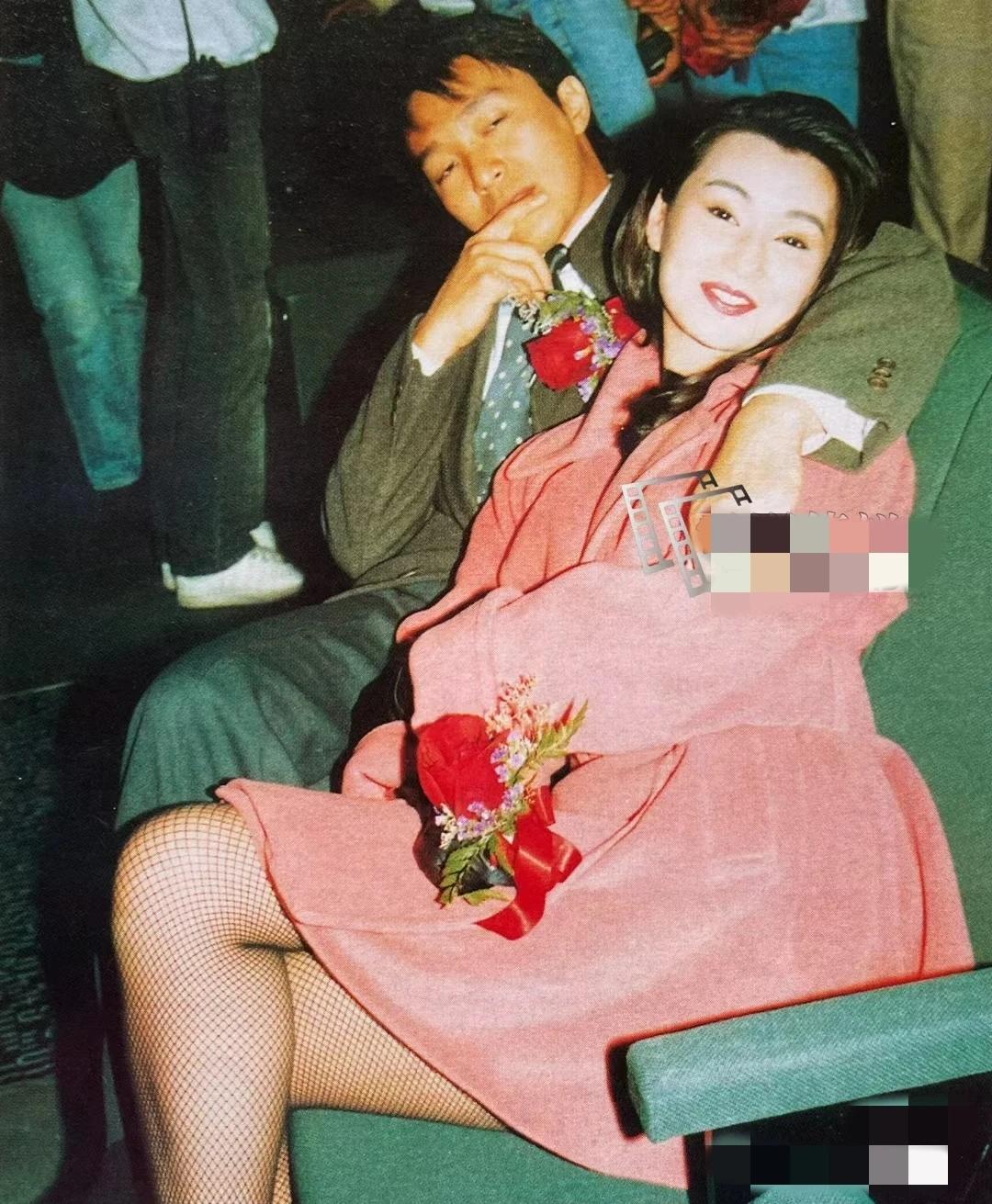 1992年，
不羁的周星驰把张曼玉搂在怀里，
张曼玉巧笑倩兮，美目盼兮，放松而又