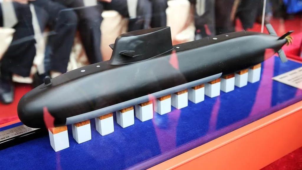 台湾潜艇原型9月如期封壳下水，螺旋桨部位“包起来”不给看 据台媒报道，由台船建造