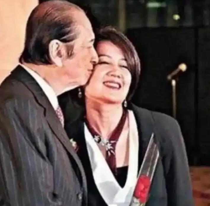 1986年，65岁赌王何鸿燊当众亲吻26岁梁安琪。那时她还穷到打四份工糊口，唯一