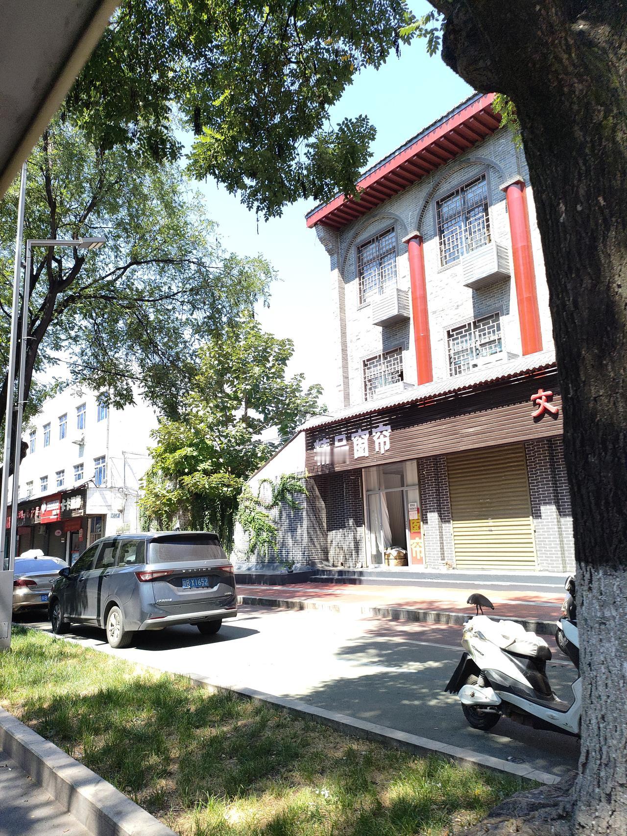 1. 青砖映红檐，老树伴长街，古今相融的街巷，藏着小城悠悠岁月。
​
2. 晴日