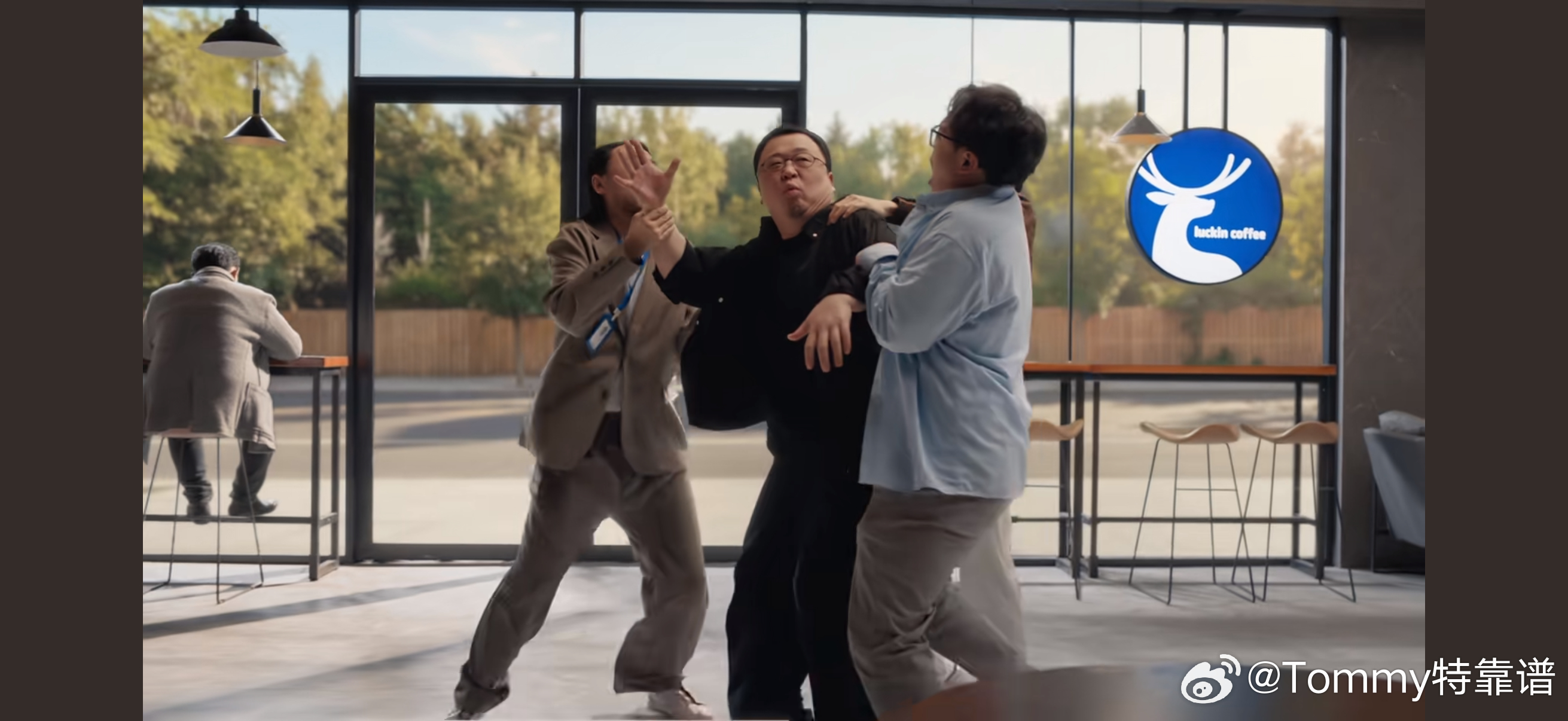 广告我只看罗老师欲扇还休只有罗老师能演好希望罗老师能越来越牛逼 