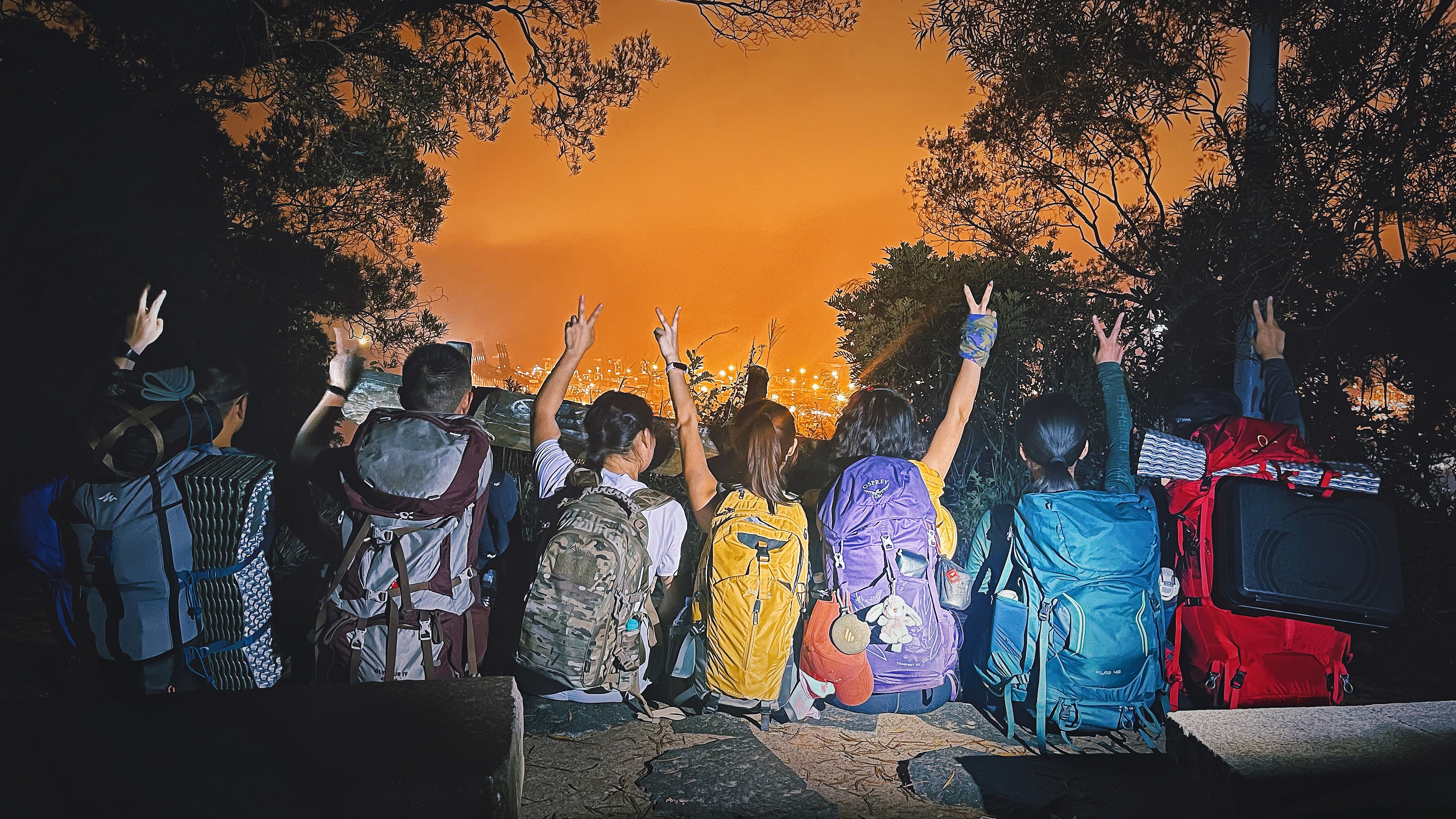 为了安逸的吃着火锅看日出，硬是女生一人背了20斤，男生50斤。大自然的魅力在于它