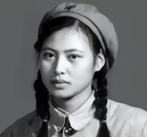 1954年，21岁的姑娘刚从朝鲜战场立三等功回来，本想报考大学。然而，她却等来了