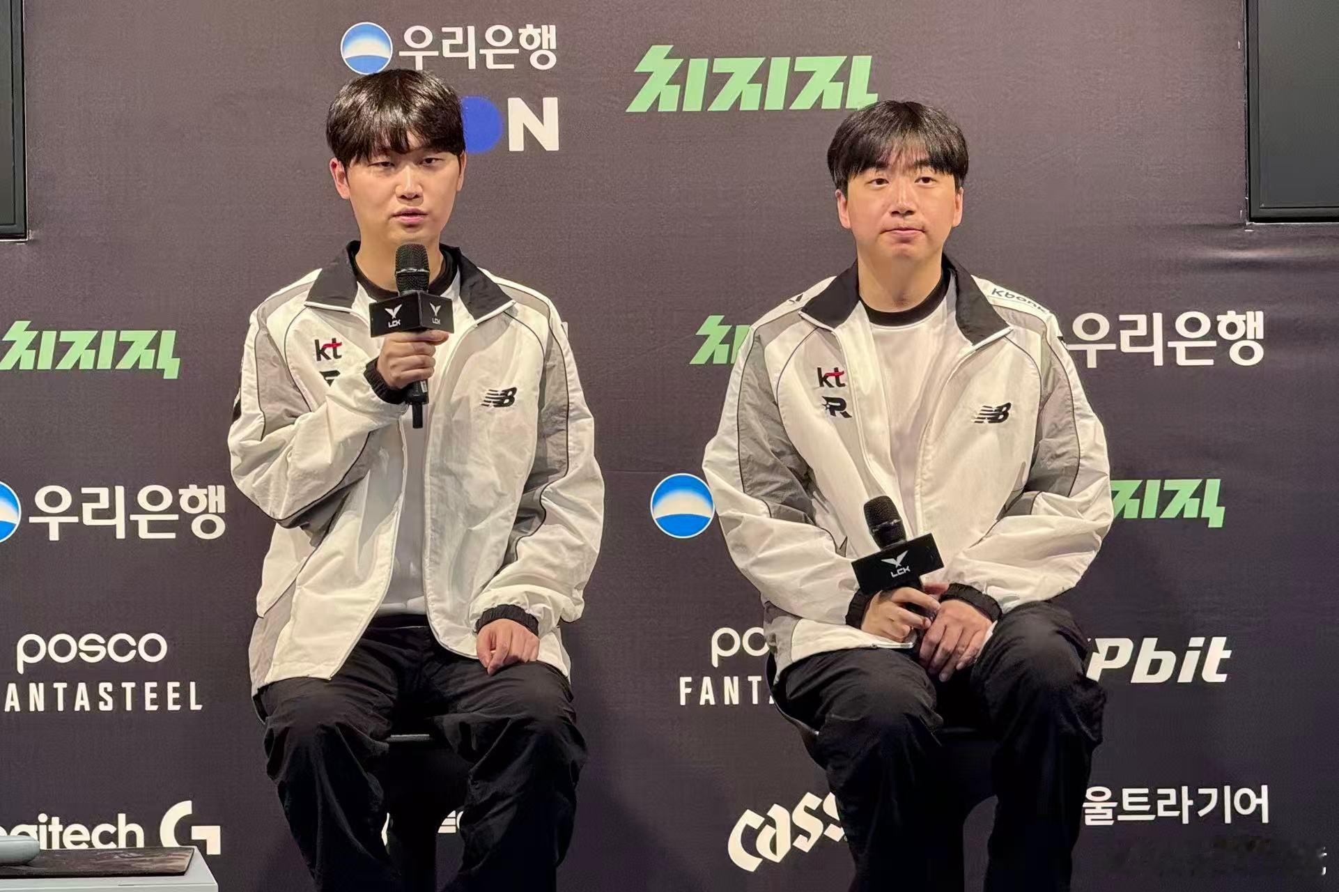 KT的监督Score和ADC选手Aiming接受赛后胜者采访。kt对战krxwb