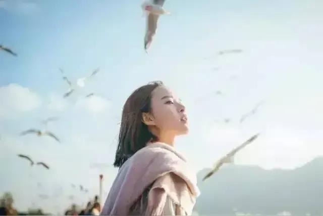 被一段话共情了：“我们到了一定年纪，才会发现，人生其实有很多东西是，可有可无，可