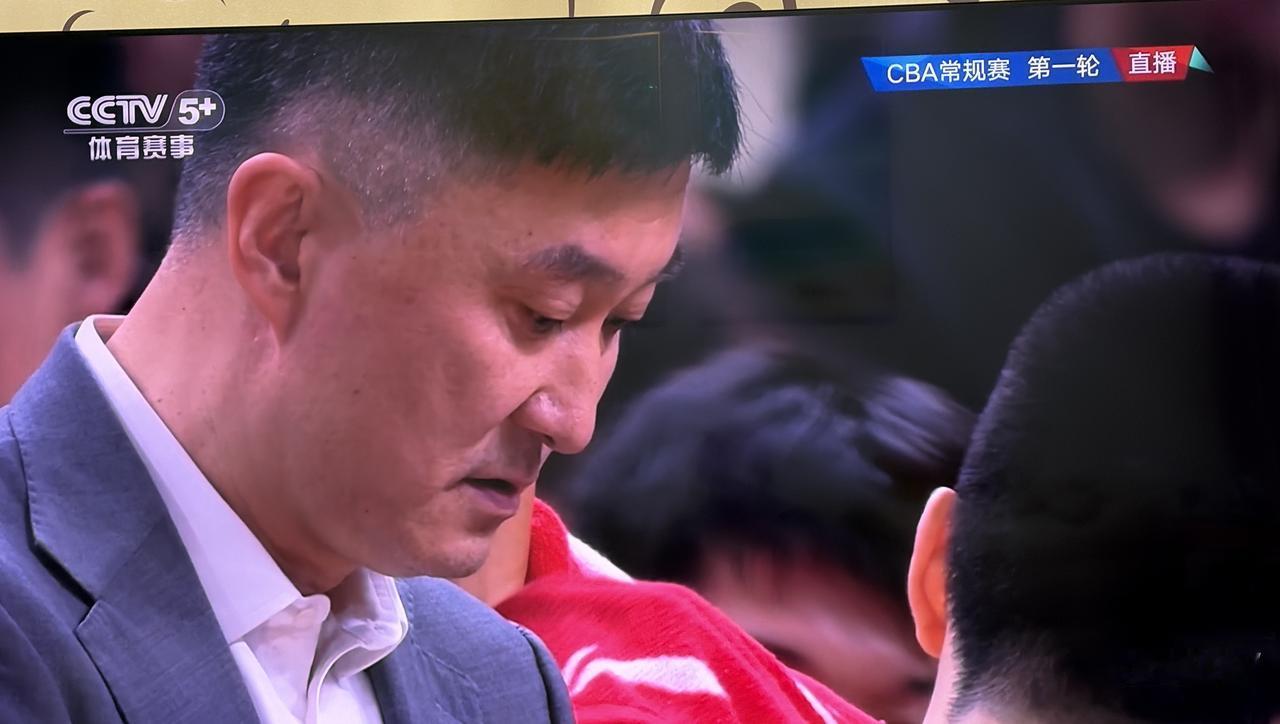 广东男篮主场差点阴沟里翻船啊！
本赛季的广东男篮引进了萨林杰等强力外援，目标志在