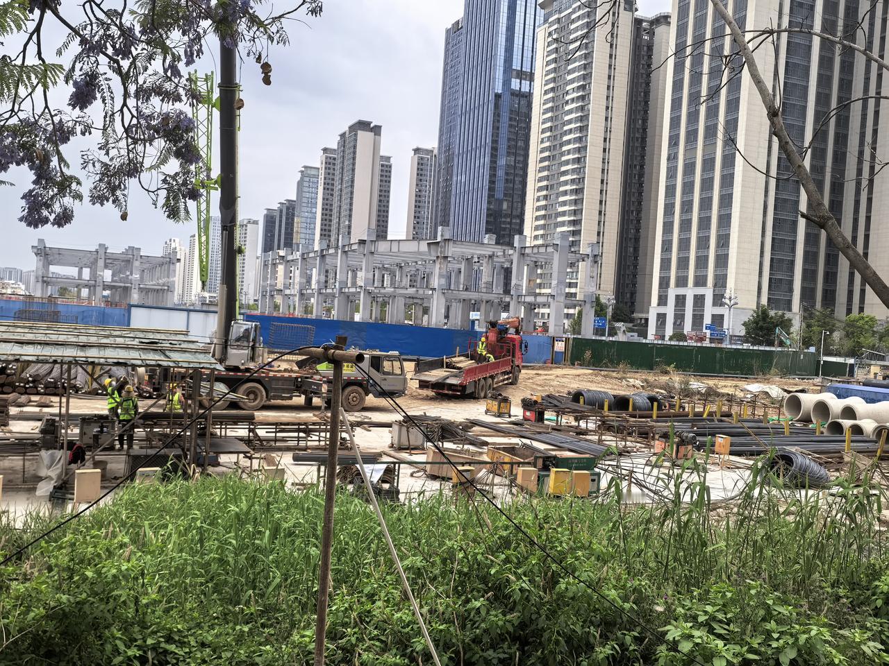 巫家坝春城路地面辅道毛丕通车什么时候，这个决定了龙湖天街今年的开业时候，刚刚问了