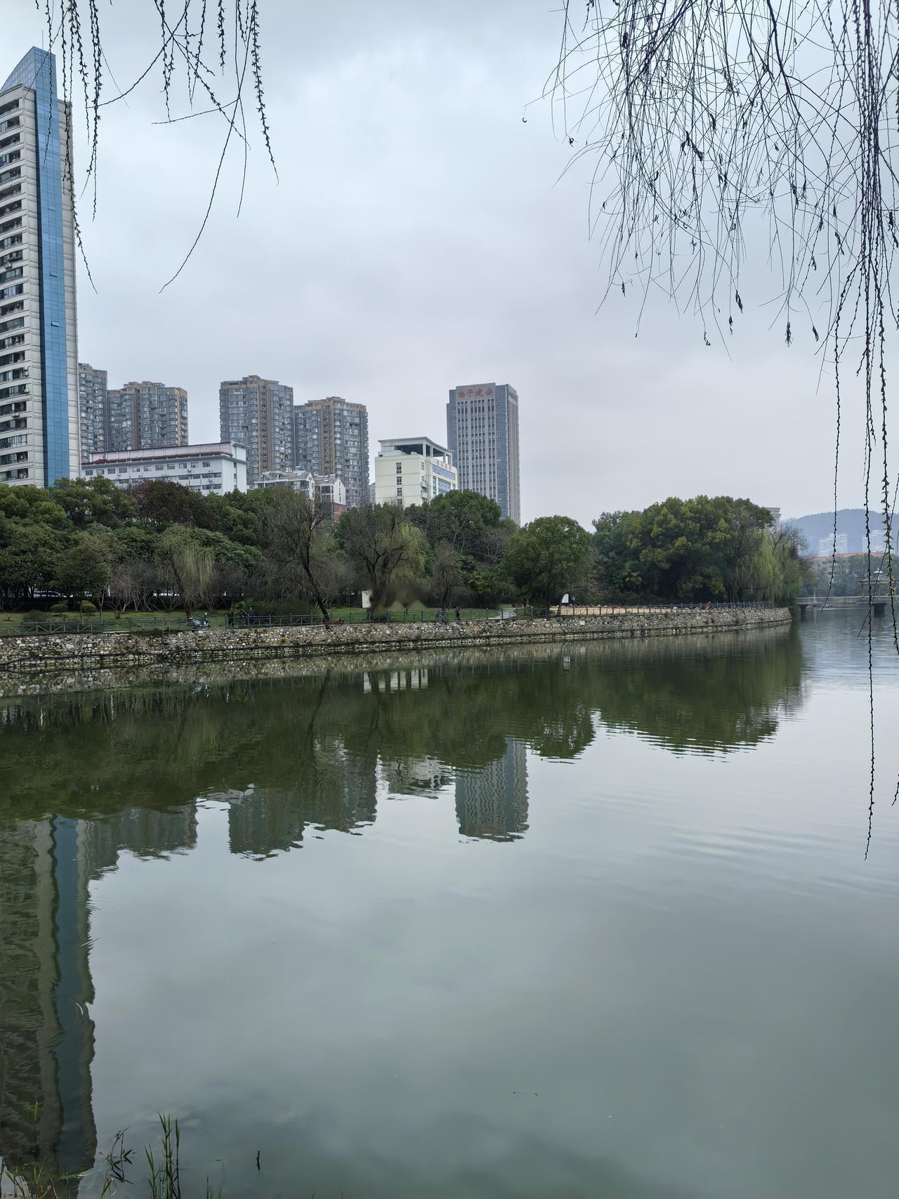 春节，真是中华民族最隆重的节日，无论在哪，都被它紧紧牵动着心。
各地春节习俗差异