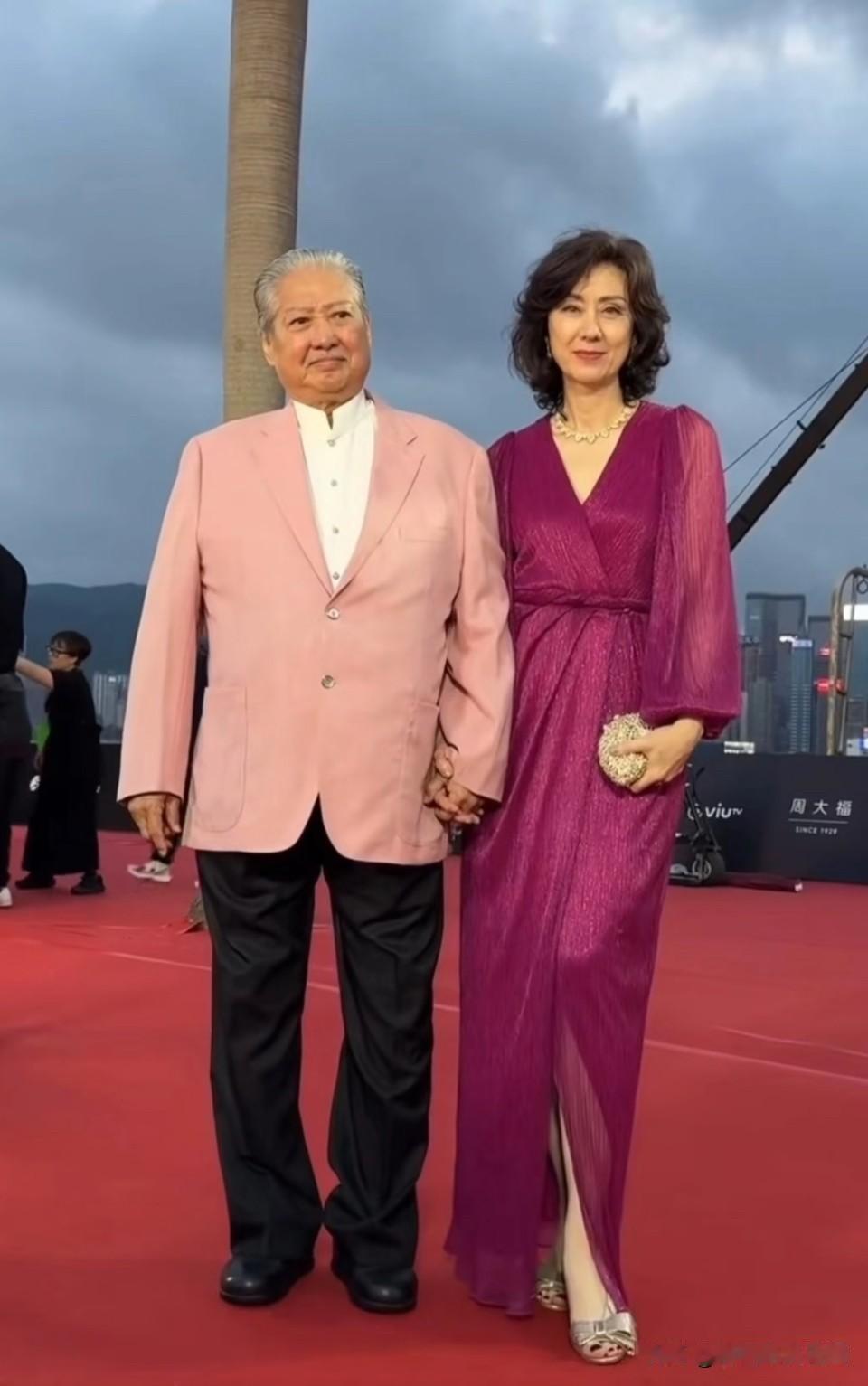 难以想象，洪金宝妻子年轻时有多漂亮。
洪金宝携妻子一起亮相红毯，高丽虹一袭红色长