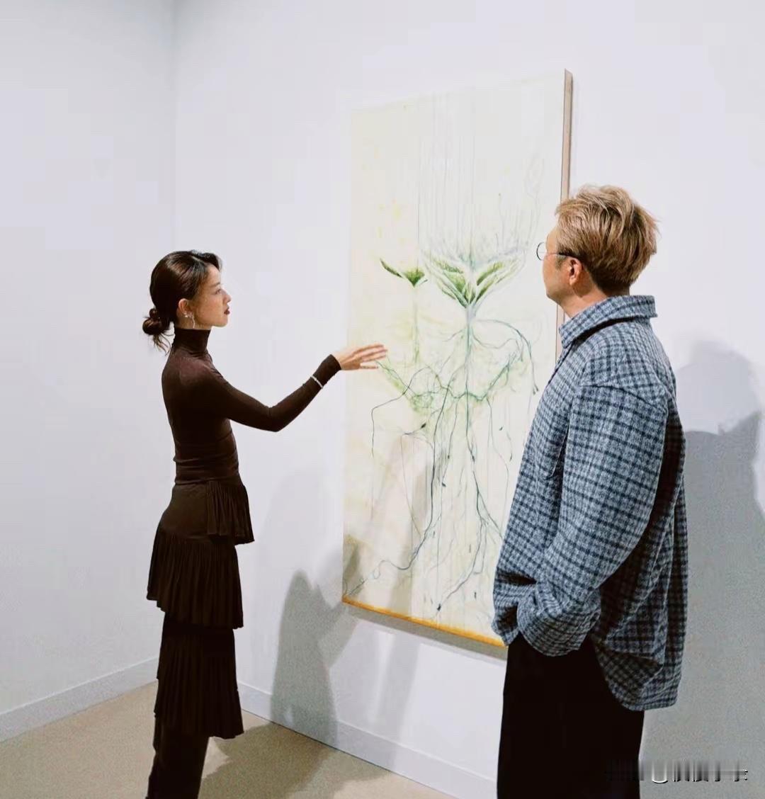 杜海涛与章泽天一起看展，奶茶妹妹发髻低挽，腰肢纤细，太美了！[灵光一闪][灵光一