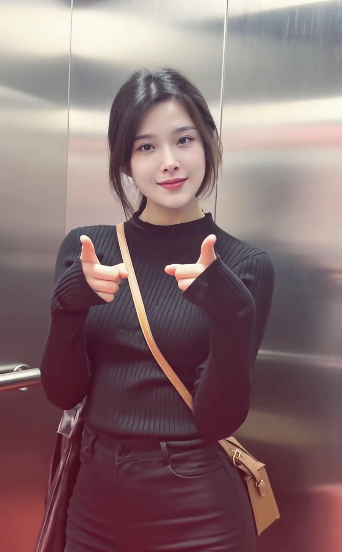 后来我才知道，有钱就有青春，没钱只有早八晚九的生活！