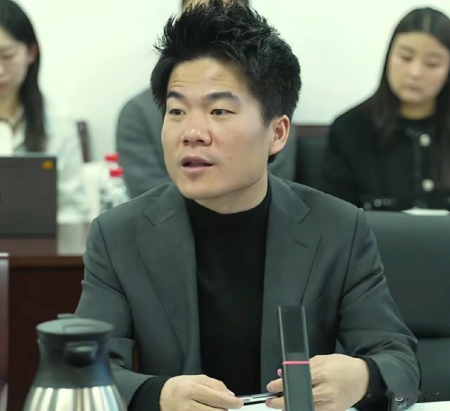 我看还有些博主还在喊话董宇辉，其实他们根本就找错了方向，如果觉得他有罪，就去法院