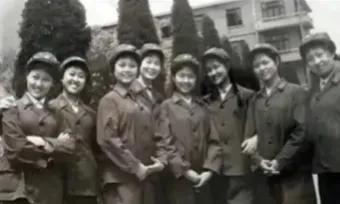 确实有特质，一群充满青春活力的女兵中，属她最靓，不但身材好，脸型也好，别人的脸又