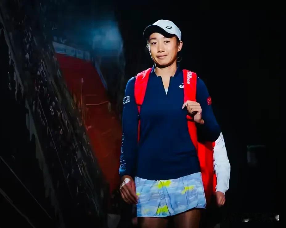 WTA250诺丁汉站女双赛场上的中国金花转眼只剩下张帅了！女双首轮比赛中，果酱组