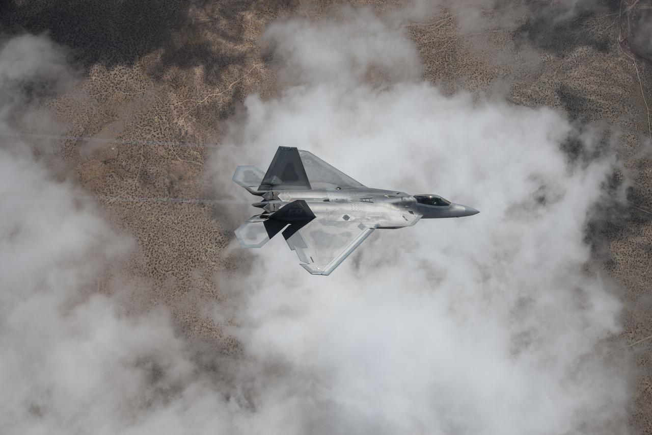 这两张图片可以看到美国空军的F-22隐形战斗机在空中飞行时，是怎么减速的。除了这