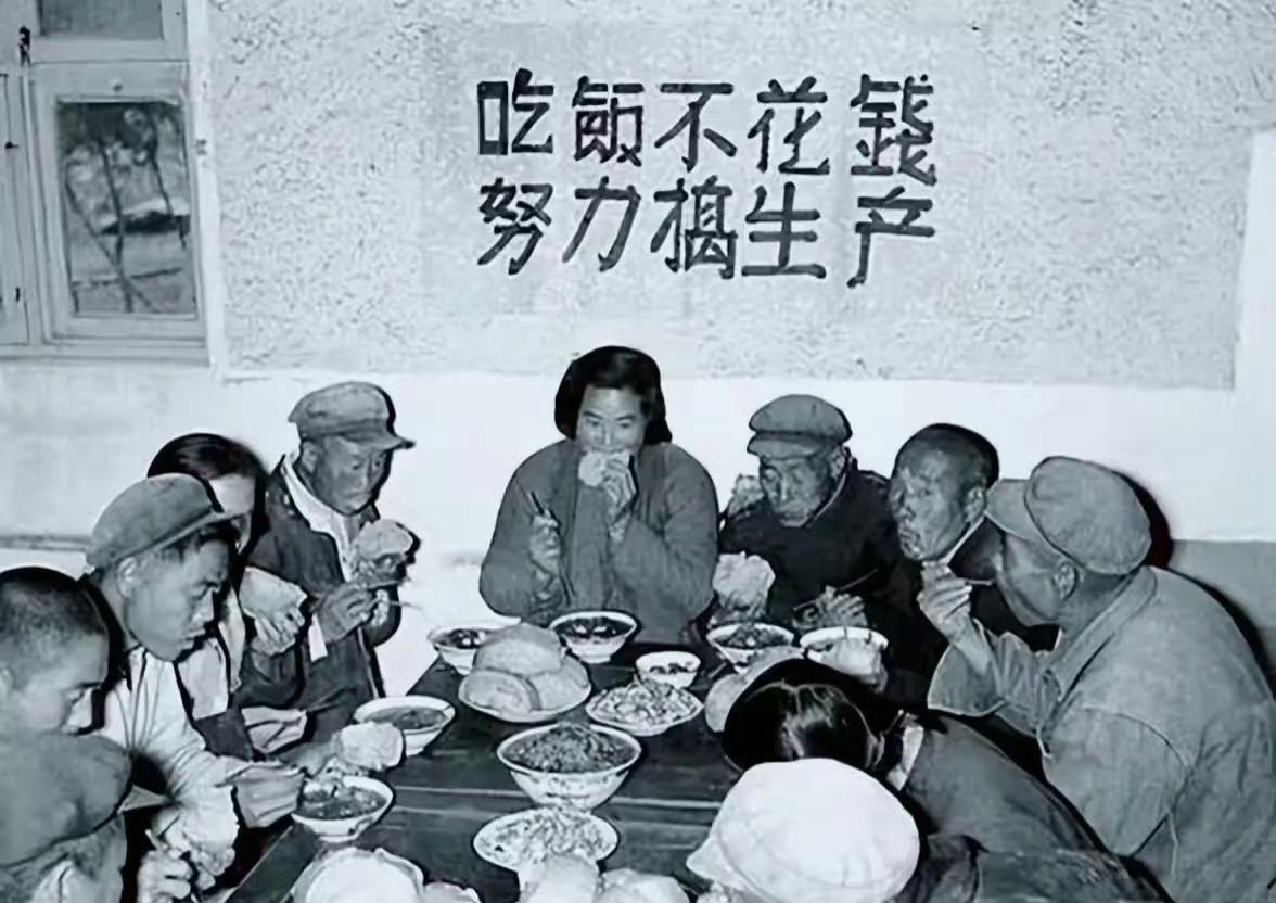 上世纪60年代，那时候条件确实不太好，吃的是大锅饭，住的是挤得慌的集体宿舍，可你