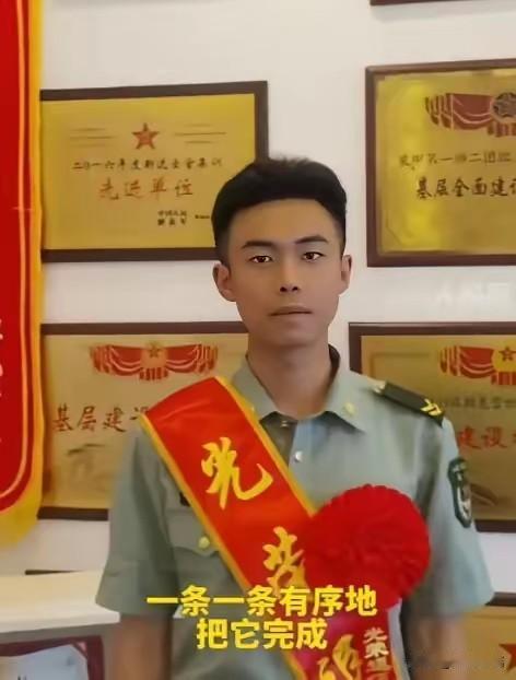 2025年，“00后”小伙王謇睿刚刚结束2年部队生活，风尘仆仆抵达深圳的家，没想