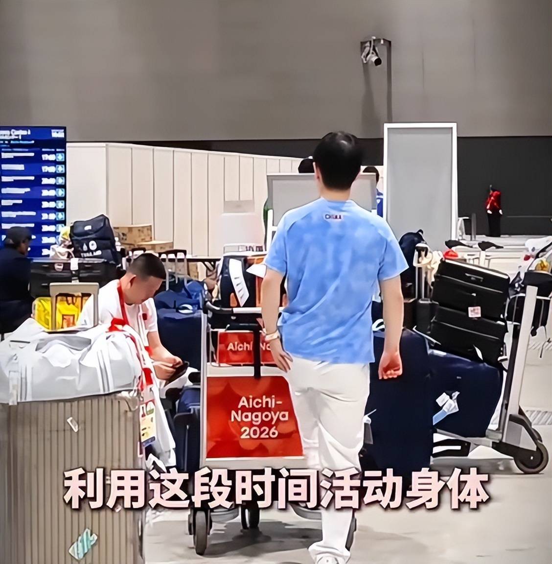 孙颖莎被困机场期间锻炼身体 强者从不抱怨环境为什么不包个酒店？记得老美有次篮球比