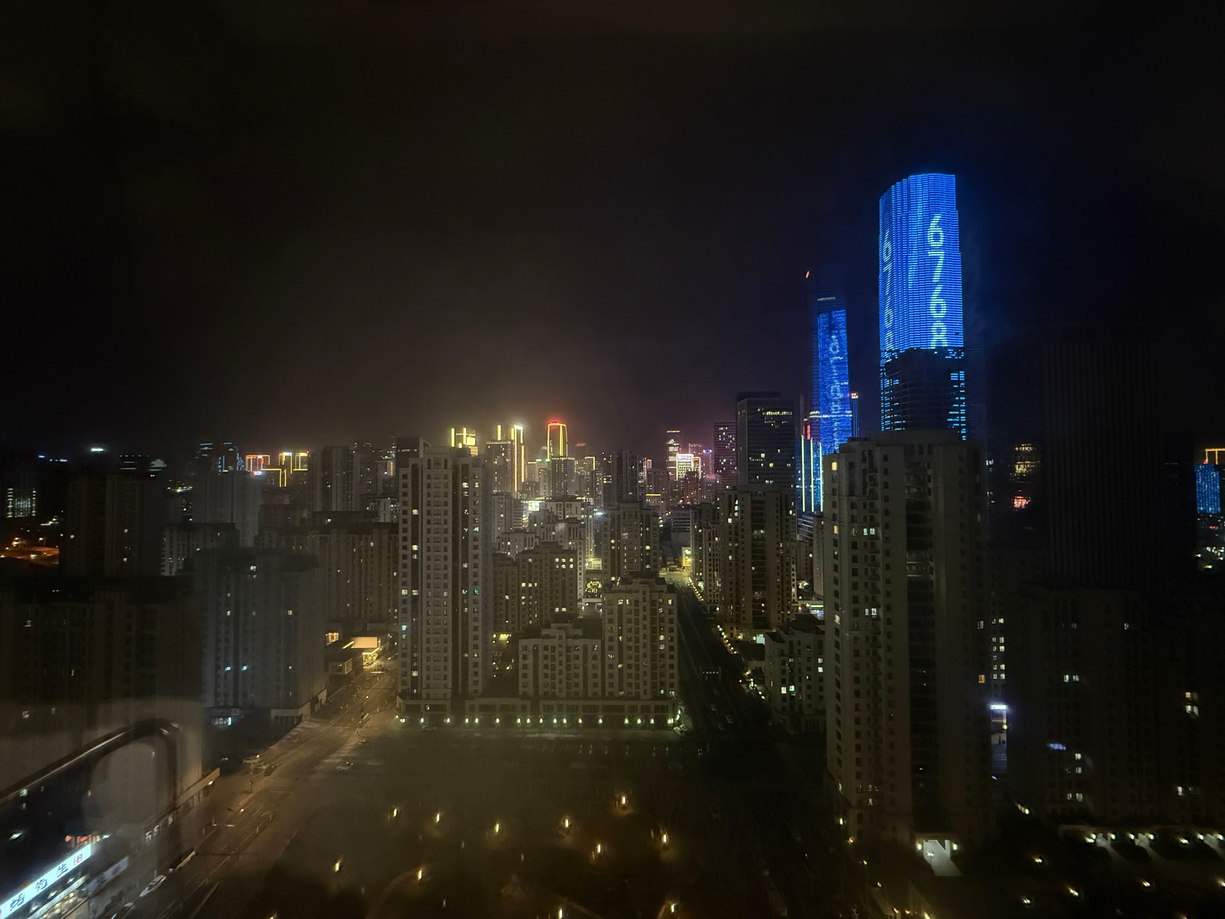 今年除夕到初三加班额外付三倍工资  问了几家常吃的饭店今年都不放假，商场似乎也没