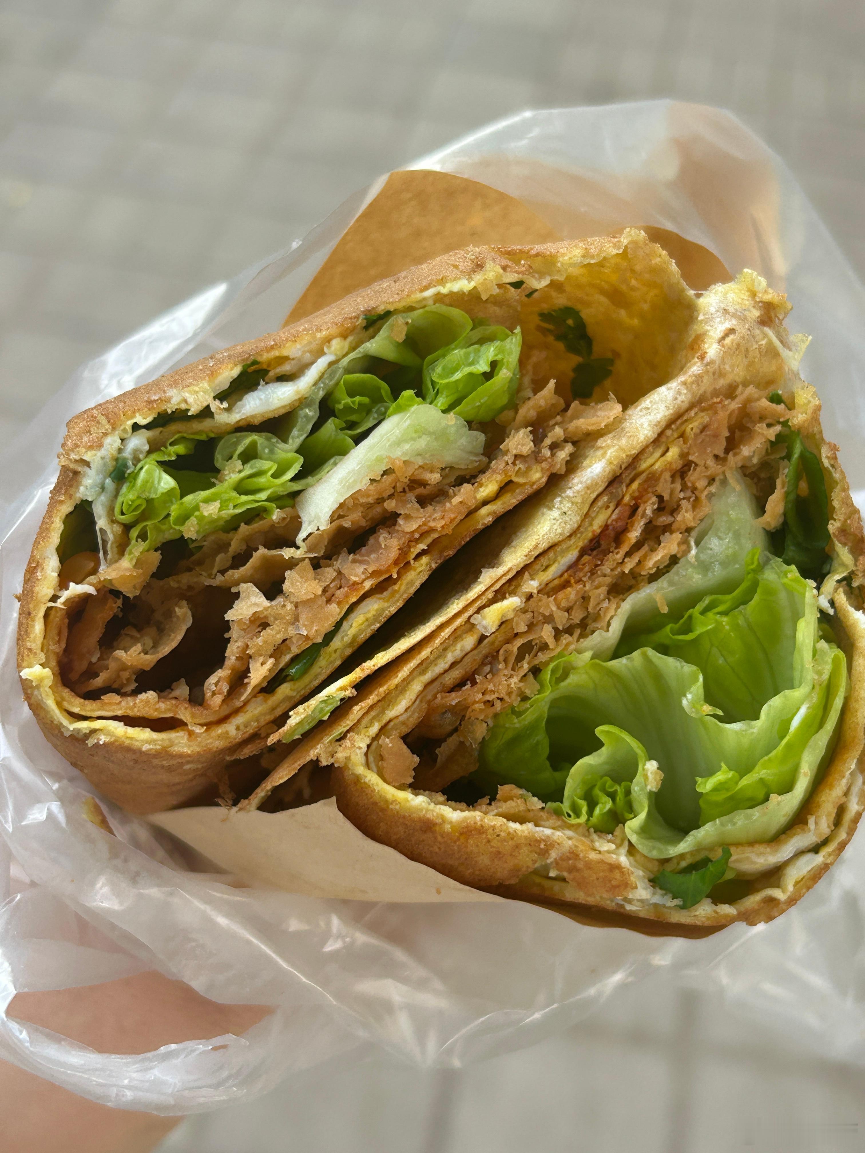 好久没吃煎饼果子了，看起来不像本地煎饼～不过也好吃，脆脆的皮～ 