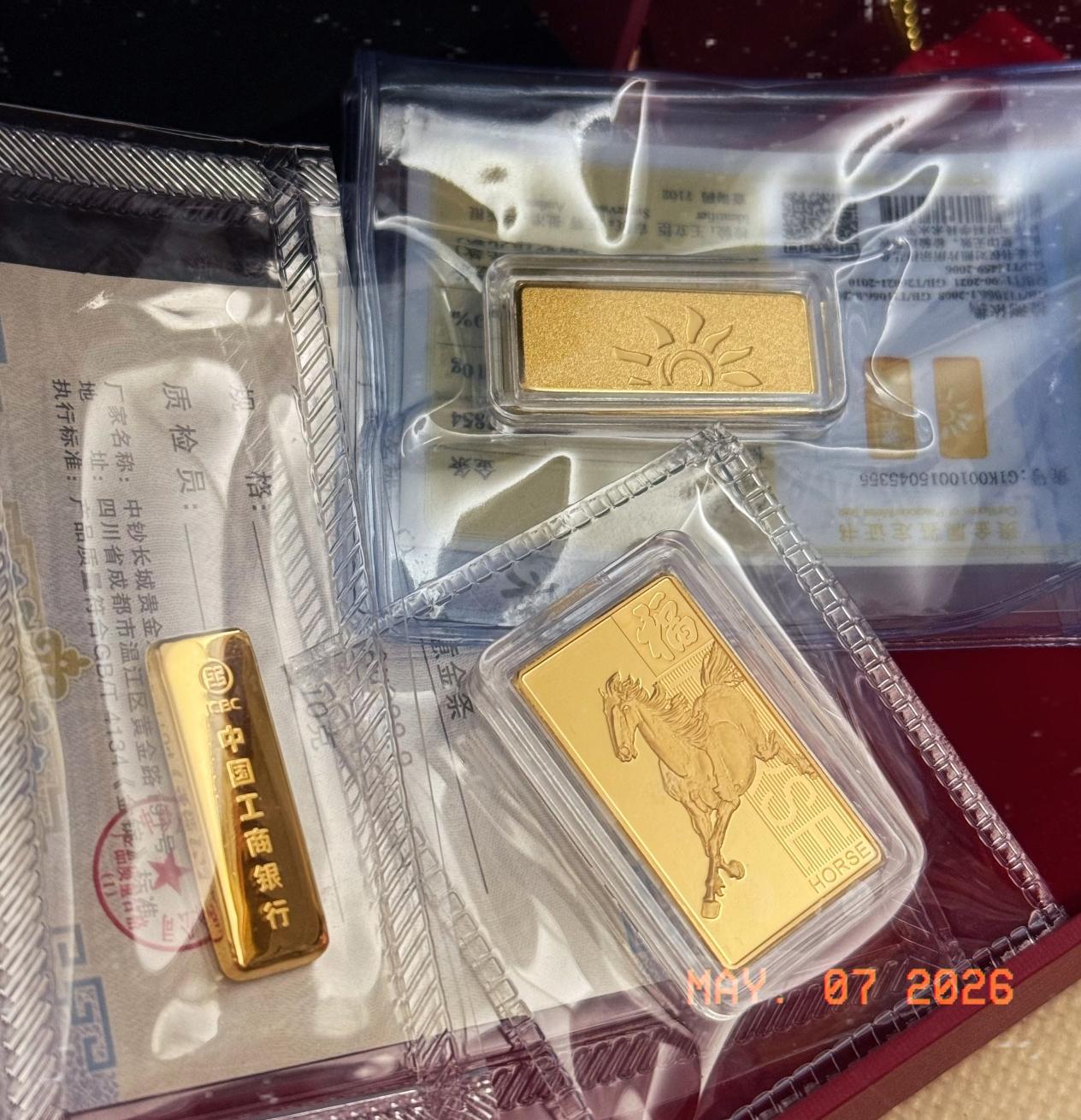 看了昨天和今天的金价，
我干脆把手里的黄金全卖了。

5月7号开盘价跟我今早看的
