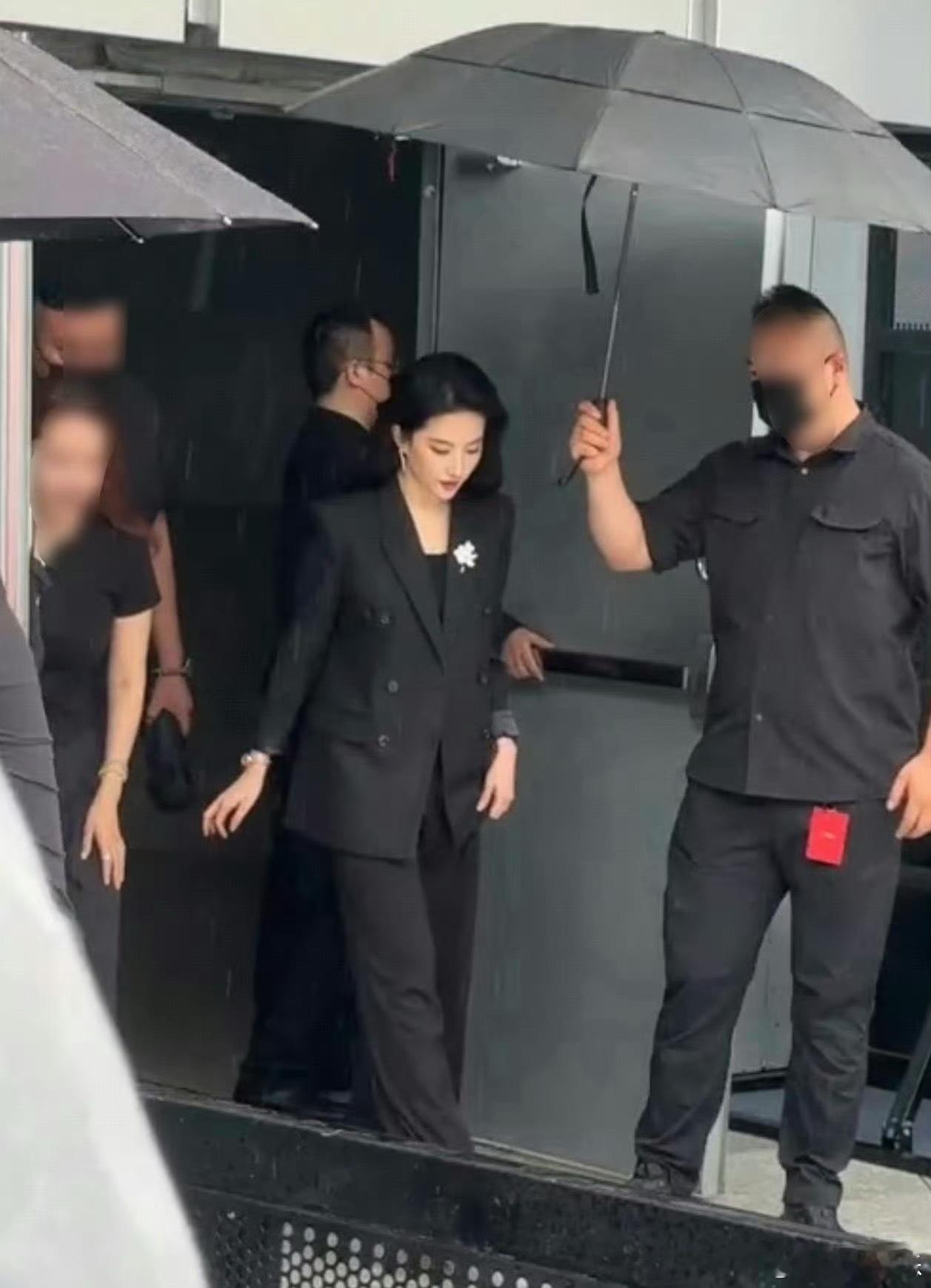 刘亦菲整个团队都穿黑色 今天刷到刘亦菲成都活动的视频，发现她团队居然全体黑衣出镜
