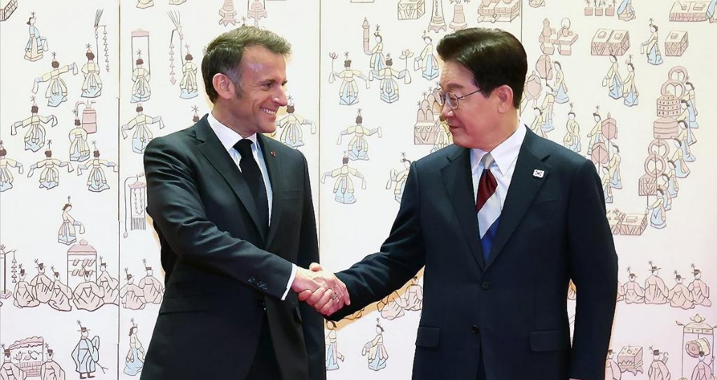 人在韩国，马克龙呼吁近50国联合起来，开辟第3条路线，共同制衡中国和美国！

新