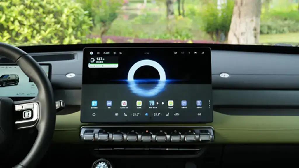 华为乾崑合作了这么多车企，能够在渠道上首先选择猛士是有理由的。

首先华为乾崑联