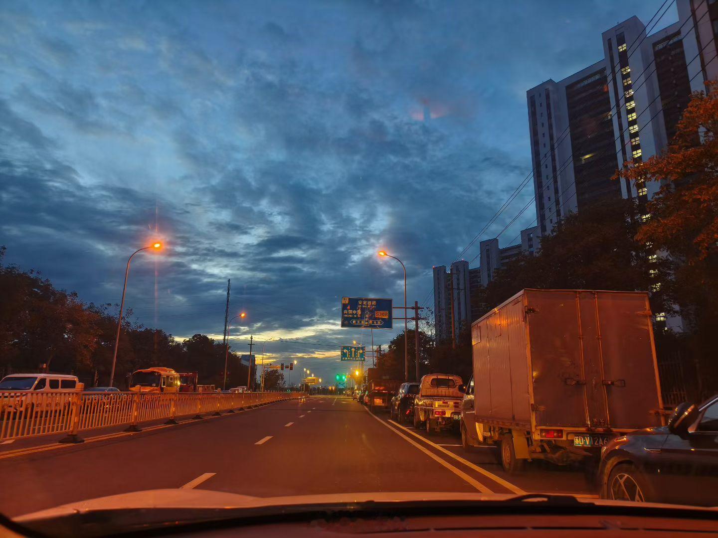 生活不在别处，当下即是全部。一万个美丽的未来，抵不上一个温暖的现在。早安！