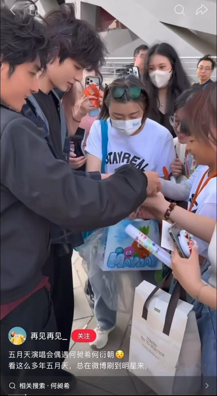 两个人都 真诚温柔有原则而且和小朋友交换物料的时候笑眯眯的
