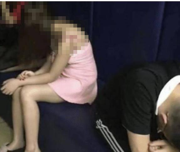 西藏，一男子住酒店，看到门后面有个卡片，跟上面的女人联系后，支付了 300 元，