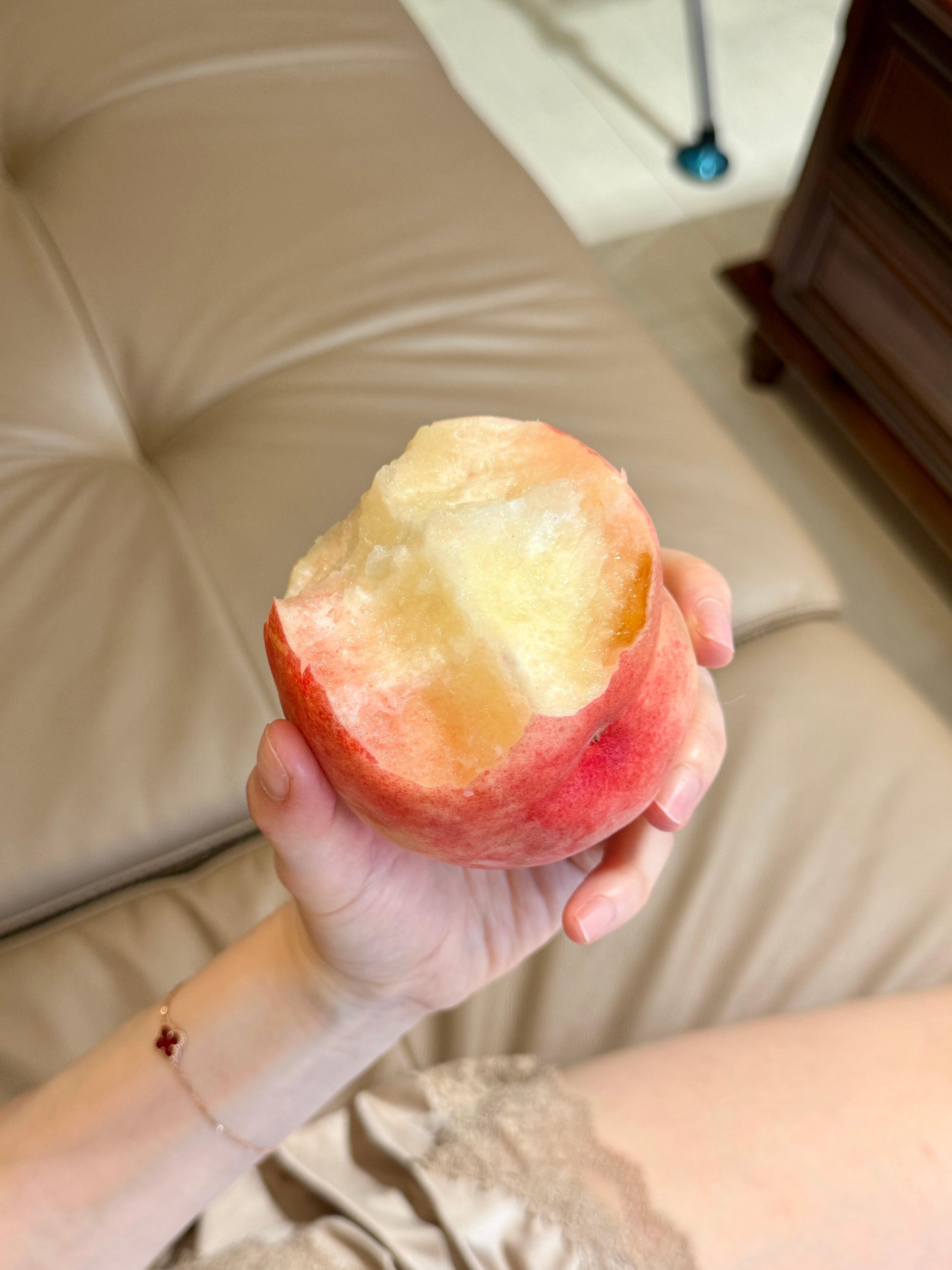 五点半醒了 趁着台风还没来 赶忙去超市买了一大袋桃子回来 还是冷库刚拿出来的🍑