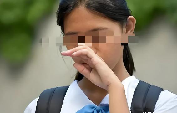 “太嚣张的下场!”河南，一女学生放学途中，被6个小青年围住，对她进行言语侮辱，父