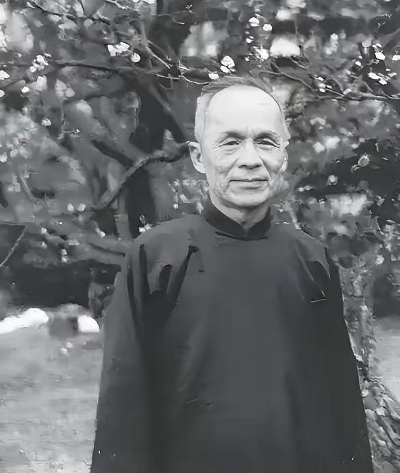 1942年春，青帮头目吴四宝被日本人毒死，他的老婆佘爱珍哭得死去活来。没想到早就