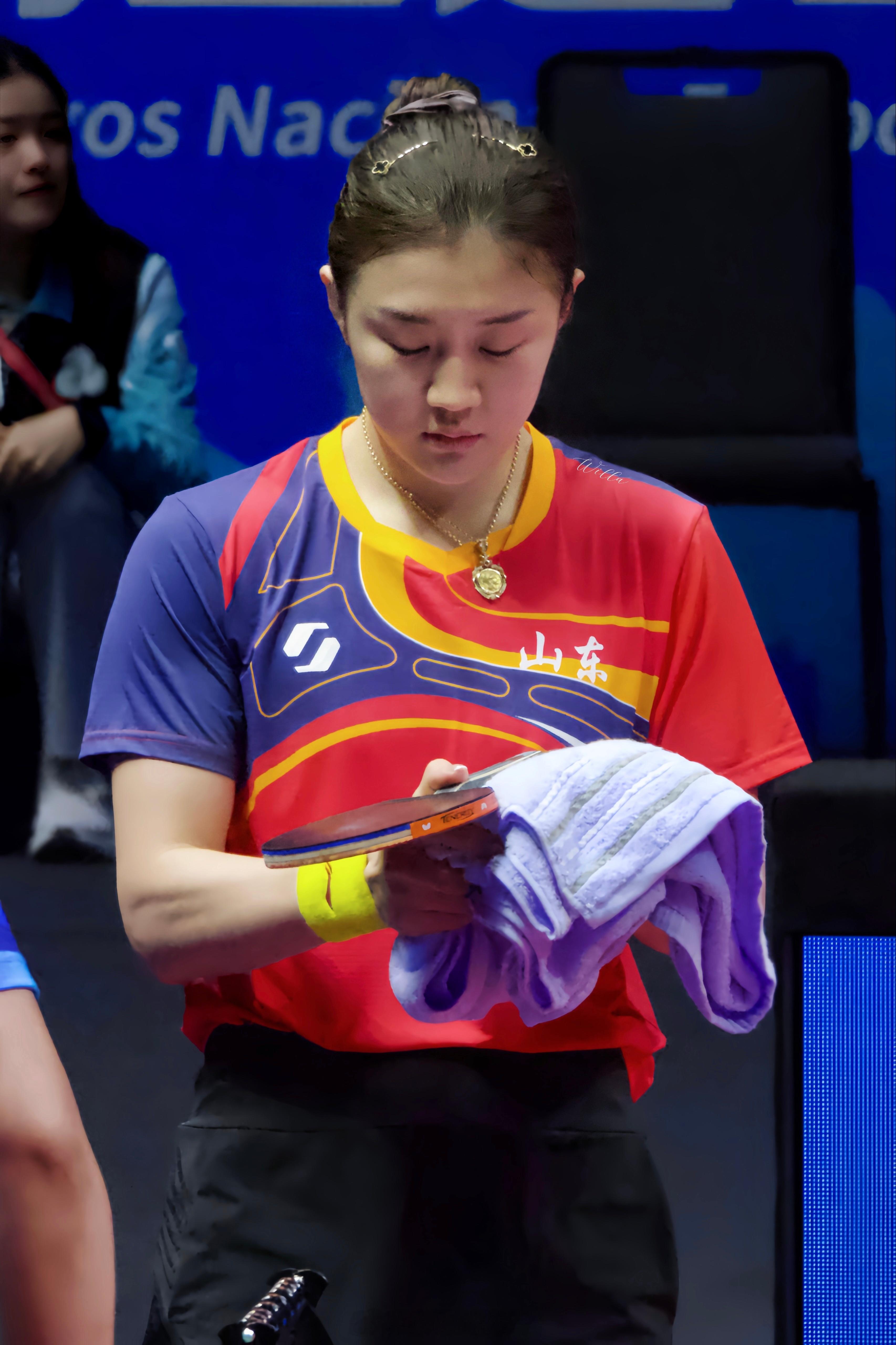 第二局，陈梦8-11蒯曼，大比分0-2落后！陈梦这是怎么了？状态不对呀！振作起来