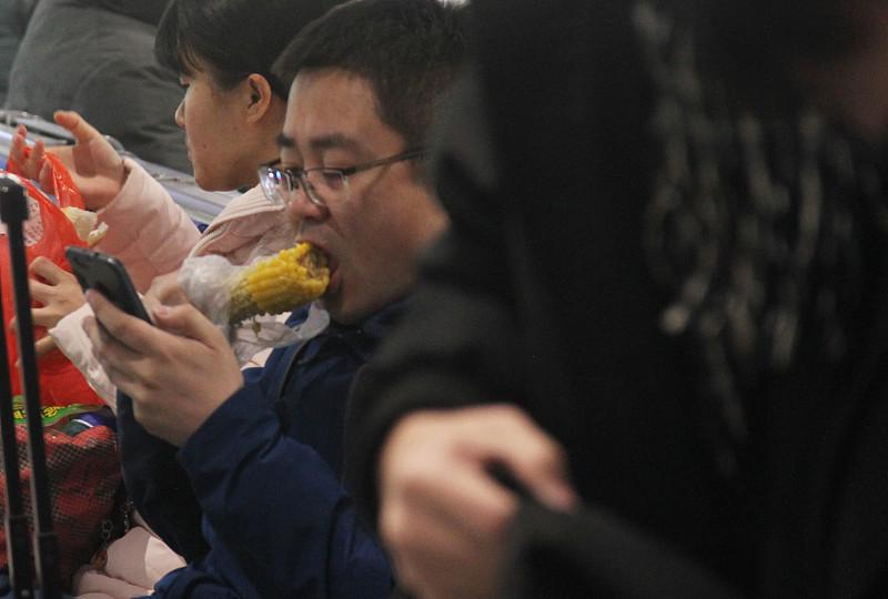 之前刷到一项跟踪了上万人长达10年的饮食研究，说早上7点到8点半之间吃早餐的人，