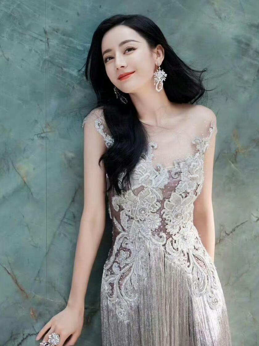 迪丽热巴  银色流苏裙！ 