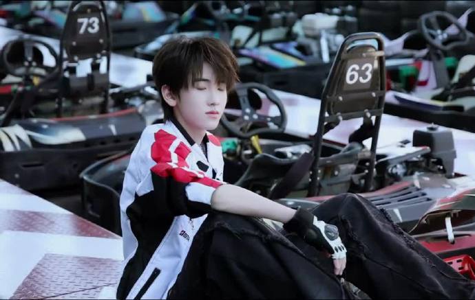 期待左奇函16岁的单人cha 16岁的舞台带着光来啦！看着左奇函从青涩到耀眼，每