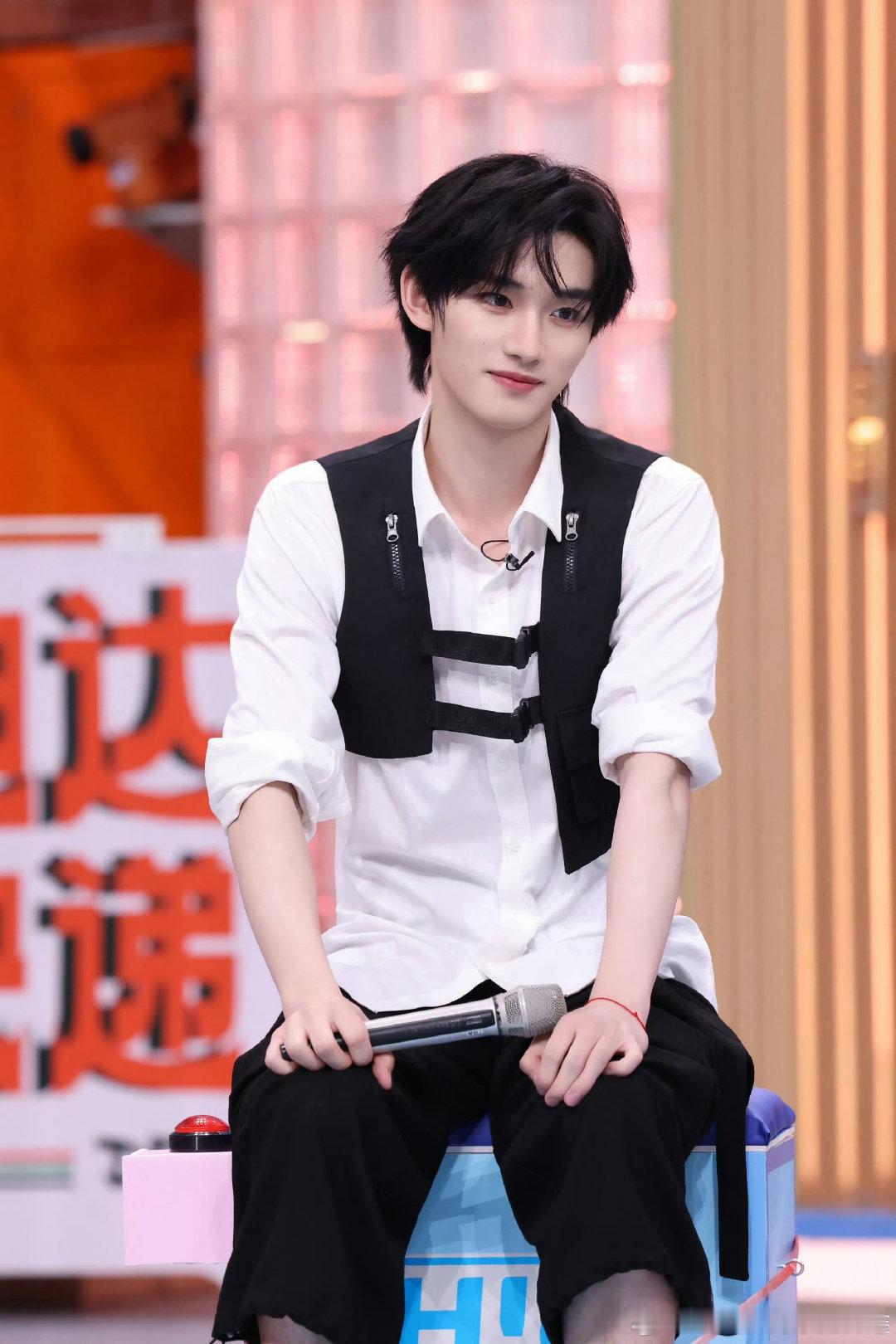 丁程鑫自己不用演就放大招 你好星期六 丁程鑫这反应简直演我！自己先说“我想亲一下