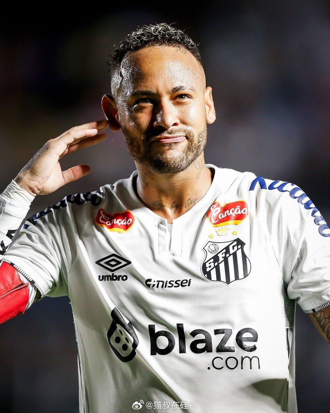 巴西足协与内马尔及其团队之间的关系再度紧张。多家媒体报道称，桑托斯俱乐部和内马尔