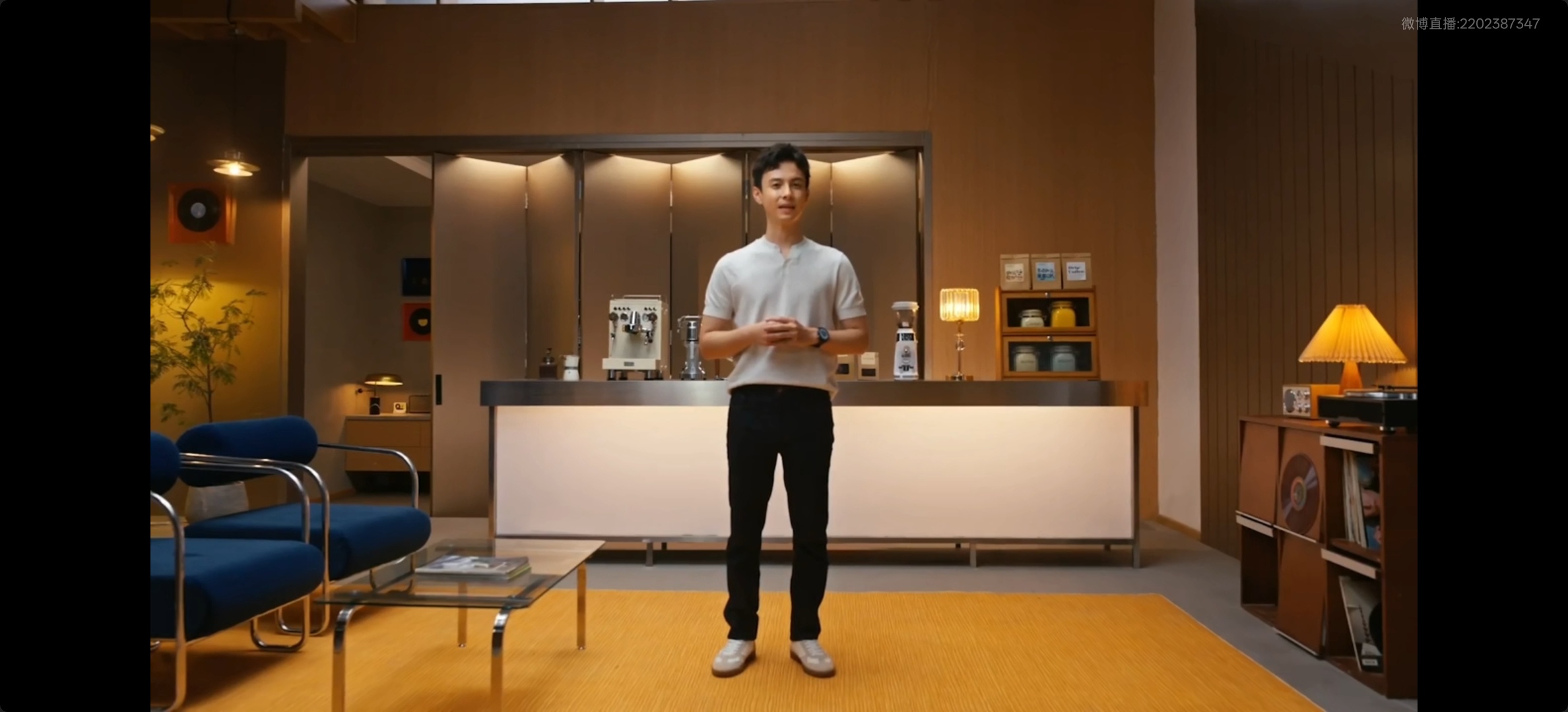 这小伙挺帅的呀