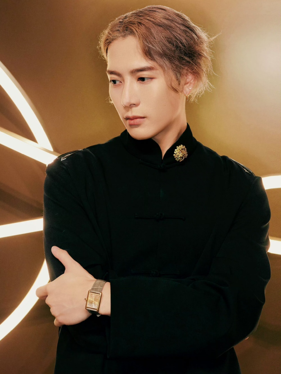 王嘉尔出道10年，现在已经成为世界级明星，ins粉丝数华人断层破3000多万，世