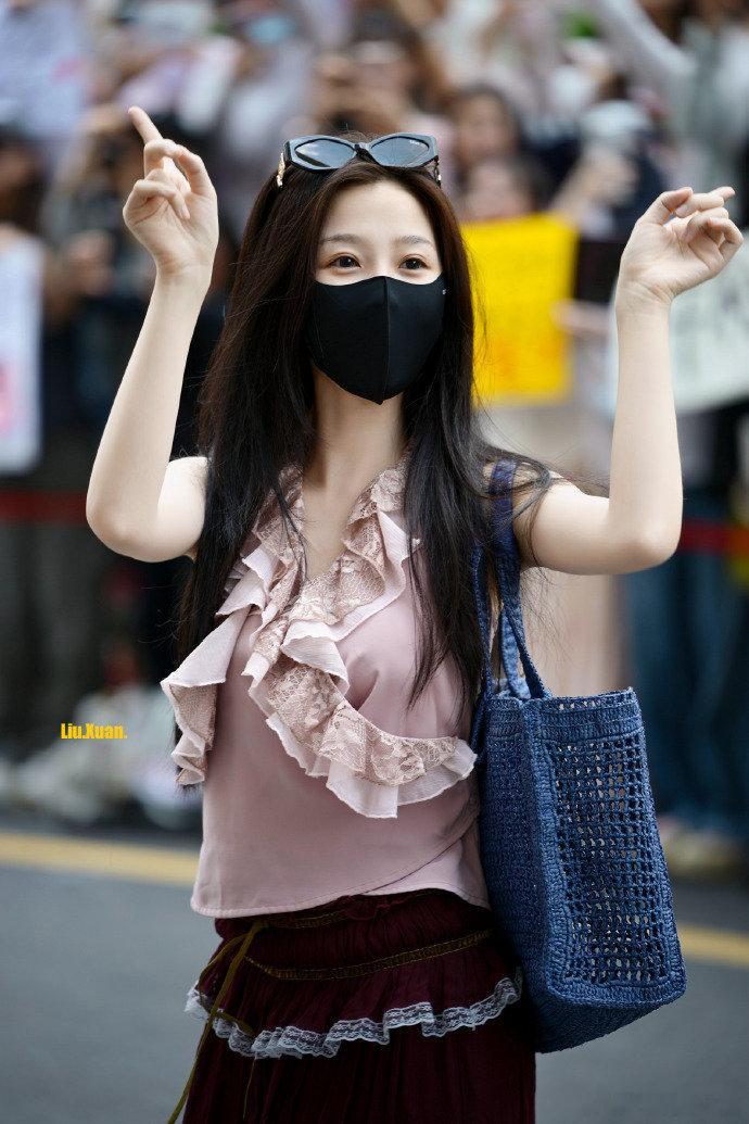 虞书欣度假风look虞书欣这套度假 look 软萌又有女人味，日常出门直接照搬。