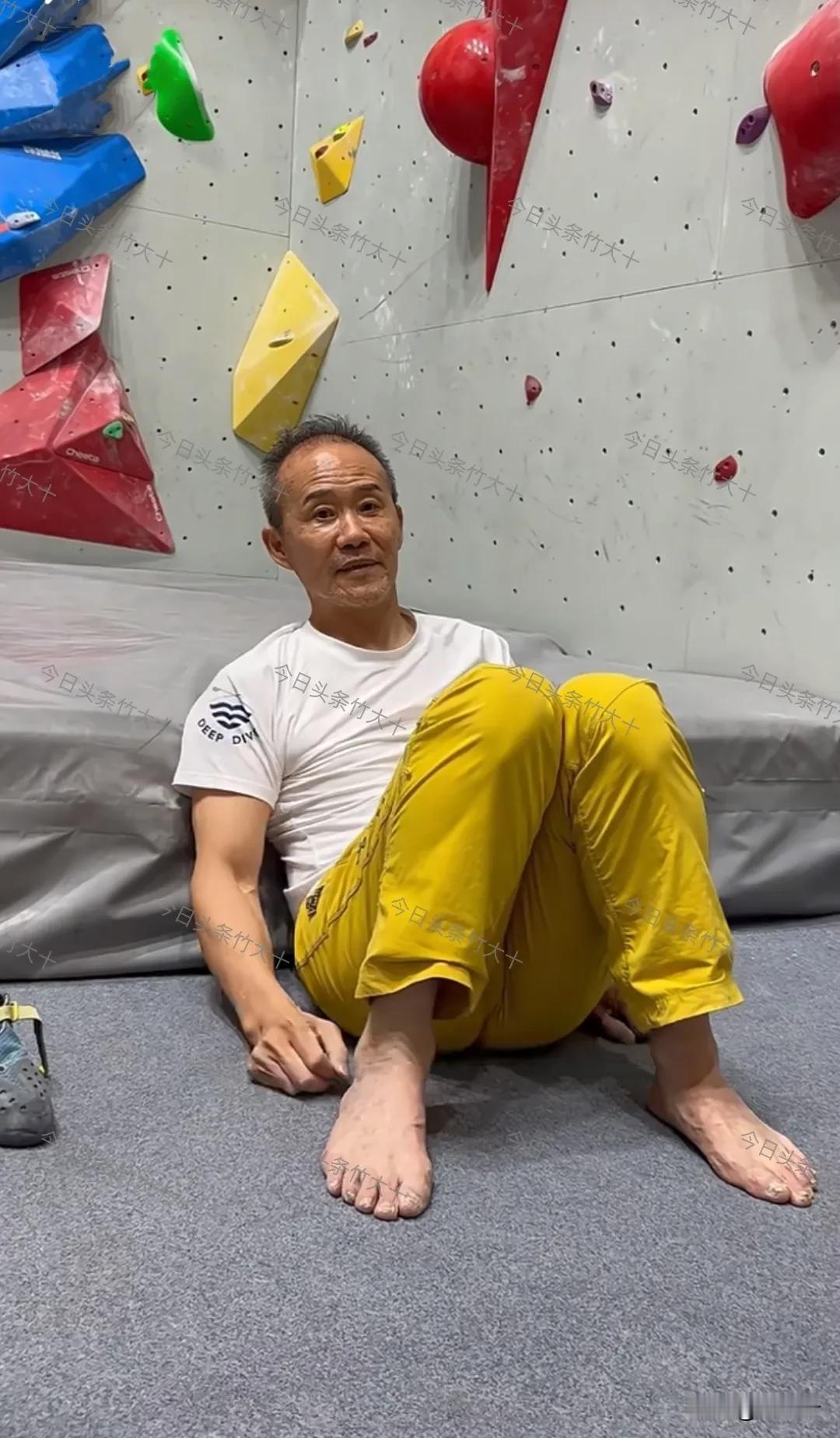 王石先生73岁独自自驾游出行年逾古稀的王石先生在73岁之际独自长途旅行。虽然岁月