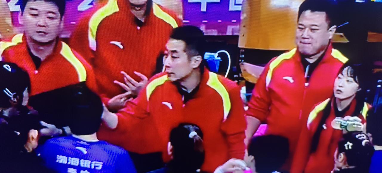 天津女排虽以2比3负于江苏队，但其年轻小将敢打敢拼的劲头，着实令人眼前一亮。这股