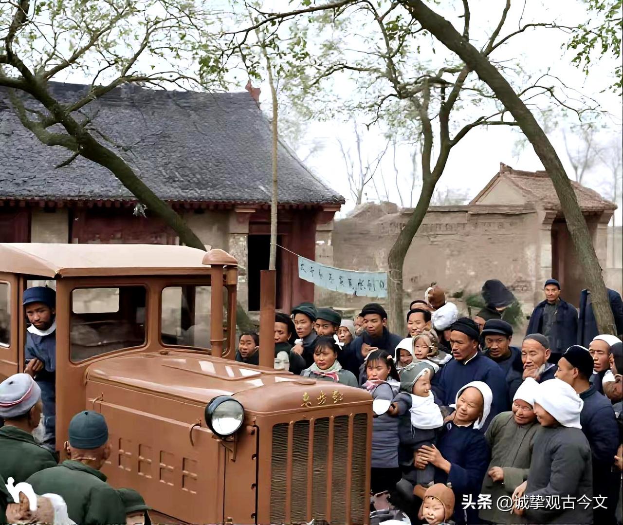 乡村乡土的记忆分享
60年代，第一辆东方红拖拉机进村，全村人都看呆了！这张老照片
