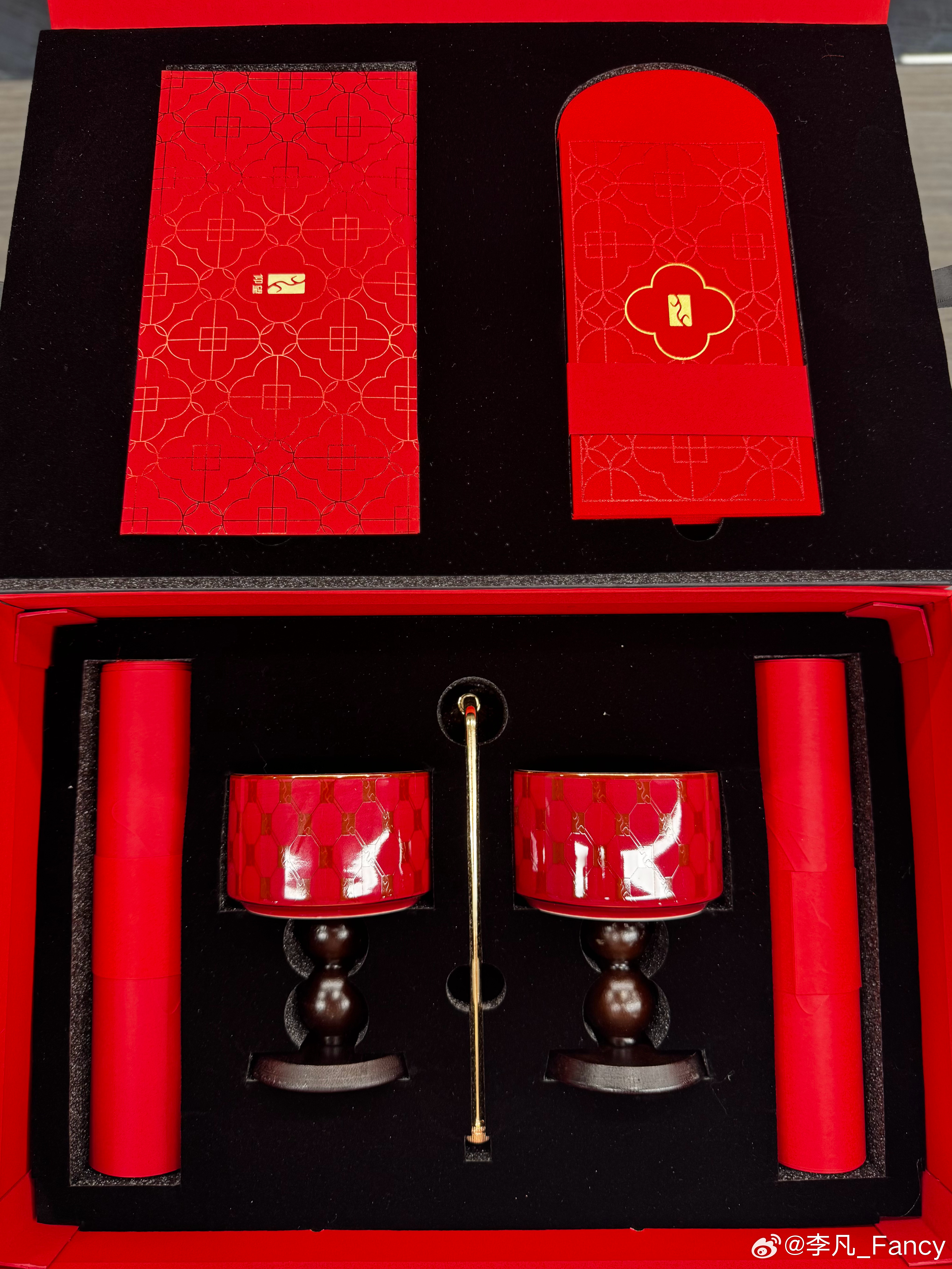 朋友们，给大家抽两个小礼盒，答谢你们的喜欢和支持～【+铁粉及以上】三天后开奖，新