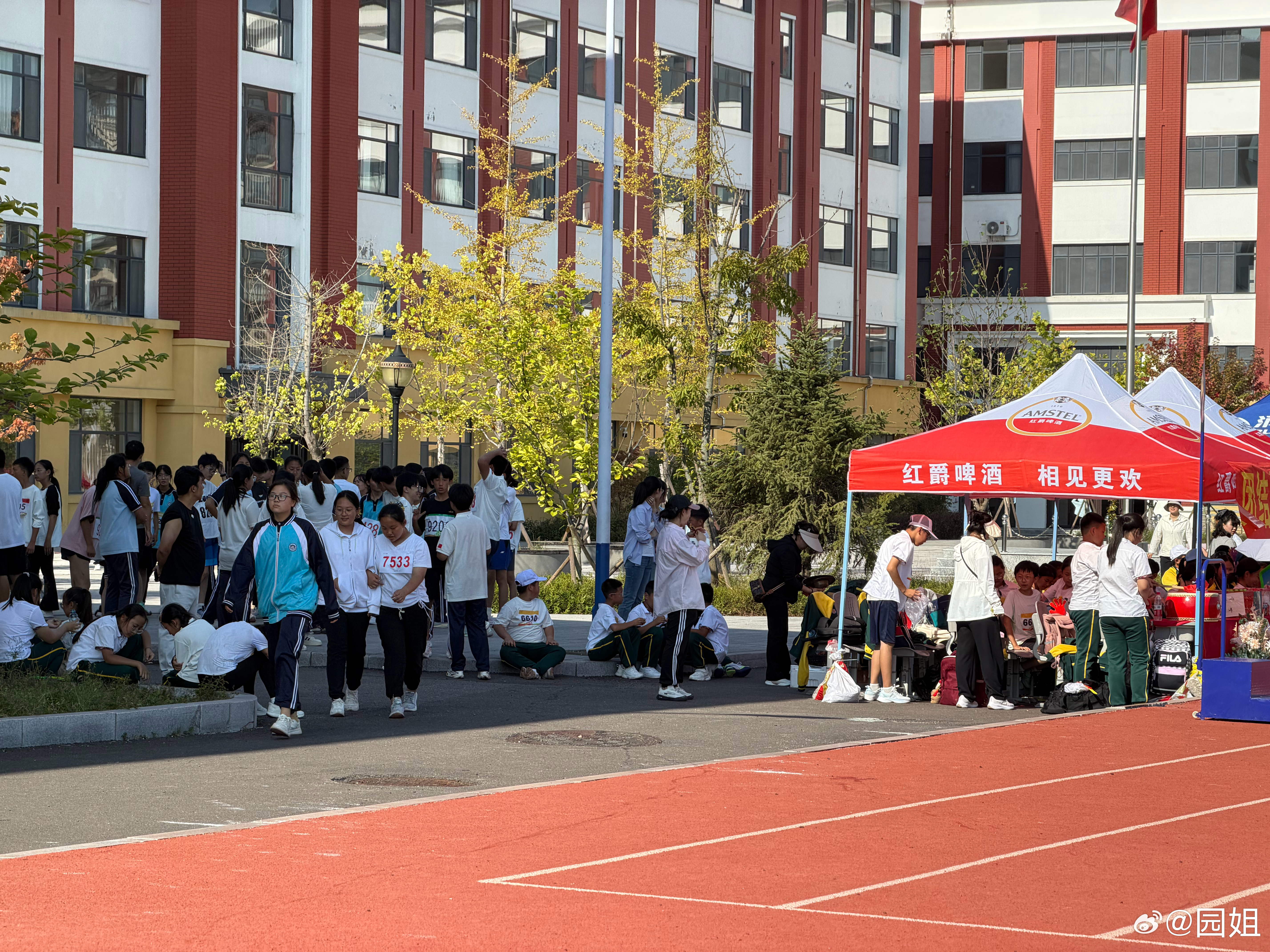 今天大宝学校运动会，我去看了一会，这个和我们小时候都运动会一点不一样，没气氛，记
